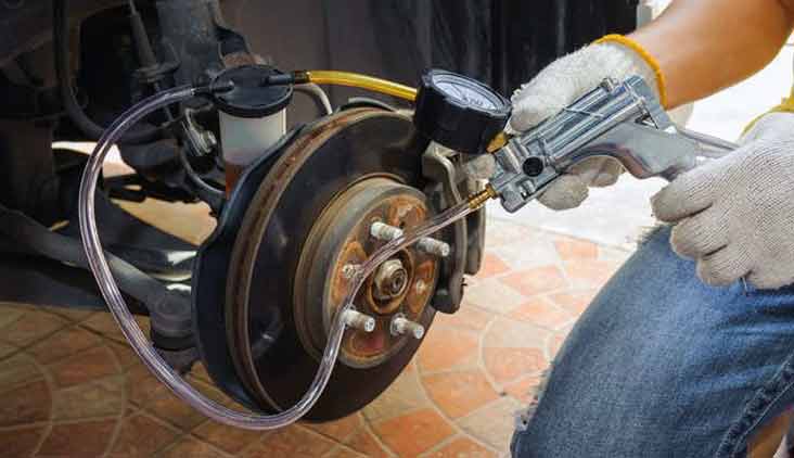 cómo purgar los frenos